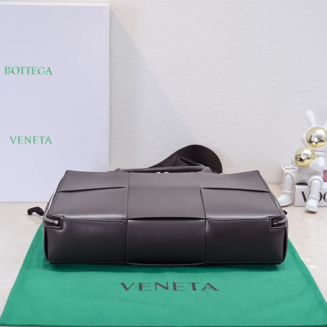 Batch 1880 Bottega Veneta large-lattice men's briefcase. The briefcase is a "value-for-money equipment" that all boys must have as soon as they step out of school. Whether you need to go to the office or go out to discuss business, nothing can better reflect your good taste and financial strength than a simple and elegant briefcase. It can be carried on one shoulder or cross-body to meet your different needs. The capacity is also super 🉑️ Style number: 6801 Size: 36*24*7.5cm